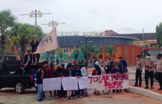 BERLANJUT: Sejumlah mahasiswa kembali berunjuk rasa menolak penambangan fosfat (Foto: Abd Wakid)