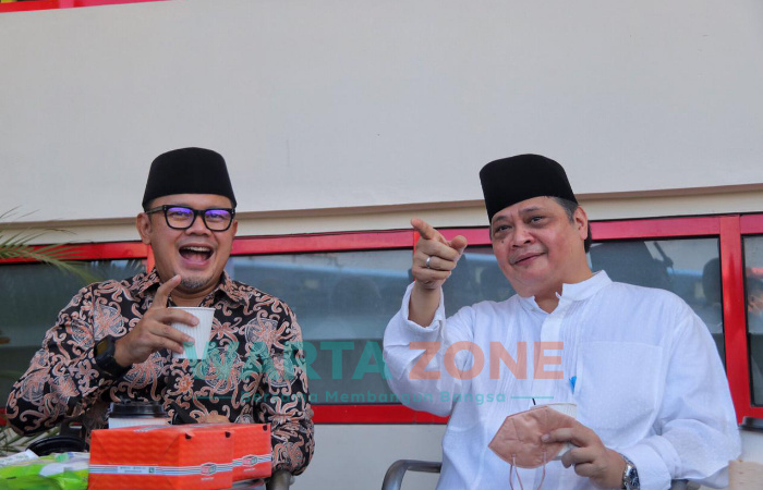 Foto: Menko Bidang Perekonomian, Airlangga Hartarto (kanan), Wali Kota Bogor, Bima Arya, saat meresmikan Masjid Jami Tine Tang di kawasan Kantor PT Marga Sarana Jabar (MSJ) Plaza Tol Sentul Barat, Jalan Tol Lingkar Luar Bogor Ring Road, Bogor.