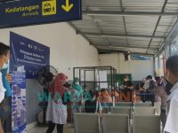 Foto: Calon Penumpang pengguna kereta api sedang mengantri untuk melakukan Rapid tes antigen dan Genose C19 di Stasiun Jember.