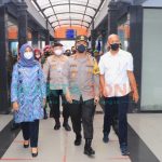 Foto: Kapolda Jawa Timur Irjen Pol Dr. Nico Afinta, saat melakukan peninjauan Pelabuhan ASDP Ketapang Banyuwangi dalam rangka pengecekan kesiapan penyekatan arus mudik untuk mencegah penularan Covid-19.