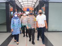 Foto: Kapolda Jawa Timur Irjen Pol Dr. Nico Afinta, saat melakukan peninjauan Pelabuhan ASDP Ketapang Banyuwangi dalam rangka pengecekan kesiapan penyekatan arus mudik untuk mencegah penularan Covid-19.