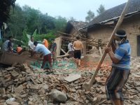 Foto: Kondisi rumah Bu Lima, warga Dusun Karanganyar, Desa Klungkung, Kecamatan Sukorambi, Jember, yang dampak dari guncangan gempa bumi.