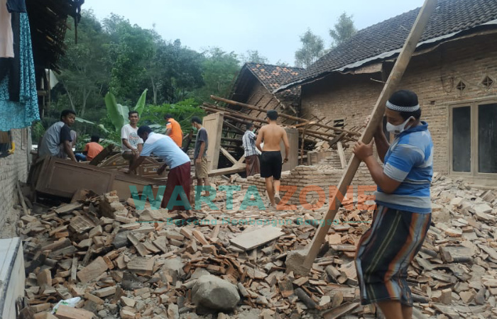 Foto: Kondisi rumah Bu Lima, warga Dusun Karanganyar, Desa Klungkung, Kecamatan Sukorambi, Jember, yang dampak dari guncangan gempa bumi.