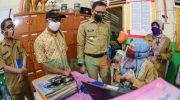 Foto: Wali Kota Bogor, Bima Arya (tengah) saat melakukan pengecekan kesiapan PTM (Pembelajaran Tatap Muda.