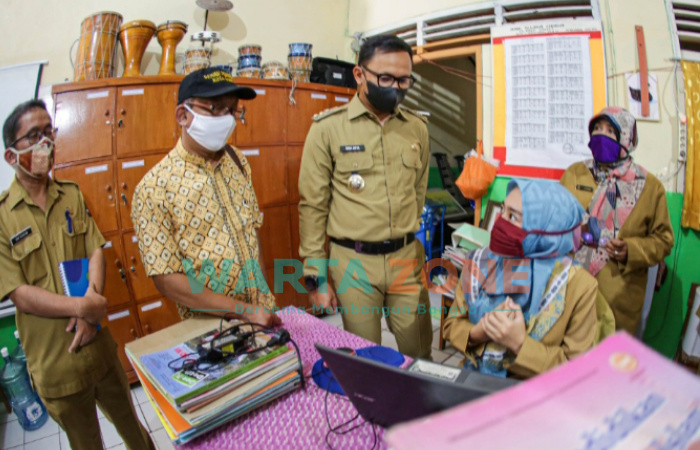 Foto: Wali Kota Bogor, Bima Arya (tengah) saat melakukan pengecekan kesiapan PTM (Pembelajaran Tatap Muda.