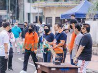 Foto: Relawan komunitas peduli lingkungan saat melakukan aksi gerakan bersih-bersih lingkungan di sekitar alun-alun Jember bersama Bupati, Wakil Bupati dan jajaran.