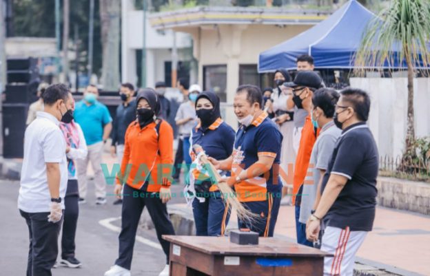 Foto: Relawan komunitas peduli lingkungan saat melakukan aksi gerakan bersih-bersih lingkungan di sekitar alun-alun Jember bersama Bupati, Wakil Bupati dan jajaran.