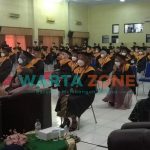 Foto: Para mahasiswa yang mengikuti prosesi wisuda secara luring di Aula Zaenuri Universitas Muhammadiyah Jember.