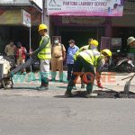 Foto: Kegiatan perbaikan dan perawatan jalan yang rusak di Jember.