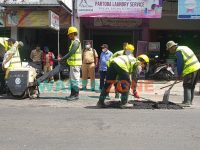 Foto: Kegiatan perbaikan dan perawatan jalan yang rusak di Jember.