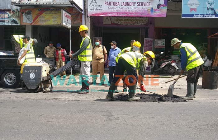 Foto: Kegiatan perbaikan dan perawatan jalan yang rusak di Jember.
