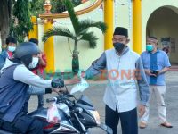 INSPIRATIF: Bupati Sumenep, Achmad Fauzi saat membagikan takjil kepada pengguna jalan di depan Labeng Mesem Keraton Sumenep (Foto: Abd Wakid)