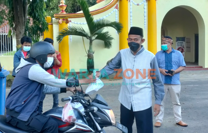 INSPIRATIF: Bupati Sumenep, Achmad Fauzi saat membagikan takjil kepada pengguna jalan di depan Labeng Mesem Keraton Sumenep (Foto: Abd Wakid)
