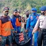 Foto: Jenazah Ferdiansyah yang terseret ombak akhirnya ditemukan di sekitar bibir pantai Payangan Watu Ulo, Jember.