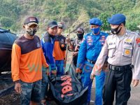Foto: Jenazah Ferdiansyah yang terseret ombak akhirnya ditemukan di sekitar bibir pantai Payangan Watu Ulo, Jember.
