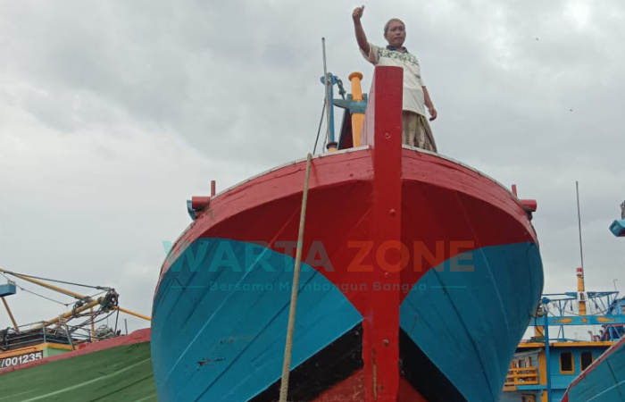 Foto: Bantuan hibah dari Pemerintah Provinsi Jatim berupa kapal penangkap ikan untuk Pondok Pesantren Miftahul Ulum Lenteng Sumenep, yang kini hanya tinggal menunggu izin operasionalnya.