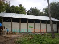 Foto: Proses pengerjaan pabrik es balok senilai Rp 1.5 Miliar untuk Pondok Pesantren (Ponpes) DDI Labusadak, kepulauan Raas, Kabupaten Sumenep, bantuan hibah dari Pemprov Jatim.