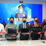 TEGAS: Kapolda Jatim, Irjen Pol Nico Afinta didampingi petugas dari Mabes Polri dan FBI saat jumpa pers (Foto: Dok. WARTA ZONE)