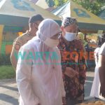 MERAKYAT: Wakil Bupati Sumenep, Nyai Hj Dewi Khalifah saat meninjau salah satu lokasi bazar Ramadan 1442 H (Foto: Dok. WARTA ZONE)