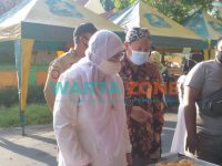 MERAKYAT: Wakil Bupati Sumenep, Nyai Hj Dewi Khalifah saat meninjau salah satu lokasi bazar Ramadan 1442 H (Foto: Dok. WARTA ZONE)