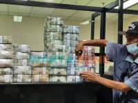 SIAP: Penukaran uang baru bisa dilakukan menjelang Idul Fitri 1442 H di KPwBI Kabupaten Jember (Foto: Nur Imatus Safitri)