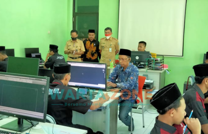 Foto: SMK Nurul Islam Karangcempaka Bluto, Sumenep, saat melaksanakan Uji Kompetensi Keahlian (UKK).