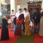 Foto: Bupati Sumenep, Achmad Fauzi, saat memberikan santunan kepada anak yatim di Pendopo Keraton Sumenep.