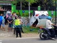 Foto: Kecelakaan mobil Brio di jalan utama Bondowoso-Jember.