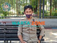 SANTAI: Kasi Penyelidikan dan Penyidikan Satpol PP Pamekasan, Hasinurrahman (Foto: Agus Wandi)