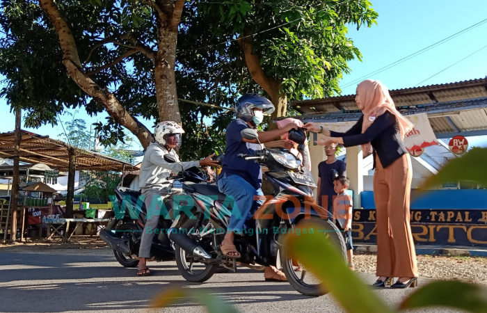 Foto: SMSI Kabupaten Sumenep menggandeng produsen Sari Roti distributor Jawa Timur untuk berbagi ratusan paket takjil yang dipusatkan di sepanjang jalan barito, Desa Pandian, Kecamatan Kota Sumenep.
