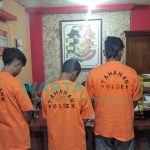 MENUNDUK: Tiga dari lima pesilat yang diamankan polisi (Foto: Nur Imatus Safitri)