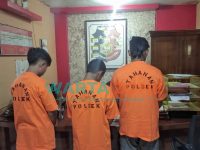 MENUNDUK: Tiga dari lima pesilat yang diamankan polisi (Foto: Nur Imatus Safitri)