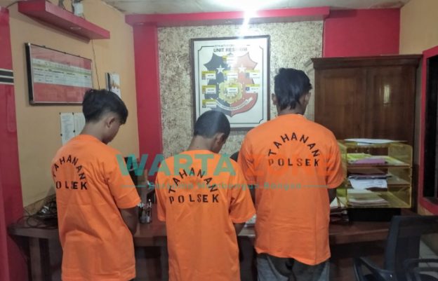 MENUNDUK: Tiga dari lima pesilat yang diamankan polisi (Foto: Nur Imatus Safitri)