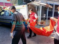 TERBUNGKUS: Petugas saat membawa mayat bocah untuk dilakukan autopsi di RSUDMA Sumenep (Foto: Wakid Maulana)