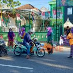 Foto: srikandi Perempuan Bangsa Partai Kebangkitan Bangsa (PB PKB) Kabupaten Sumenep, saat Bagi-Bagi Takjil kepada para pengendara, abang becak dan warga sekitar Kantor DPC PKB Sumenep.
