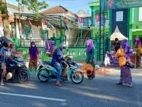 Foto: srikandi Perempuan Bangsa Partai Kebangkitan Bangsa (PB PKB) Kabupaten Sumenep, saat Bagi-Bagi Takjil kepada para pengendara, abang becak dan warga sekitar Kantor DPC PKB Sumenep.