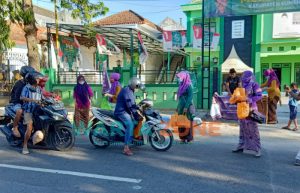 Srikandi PKB Sumenep Bagi-Bagi Ratusan Takjil di Hari Kartini