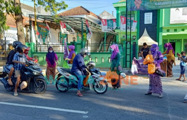 Foto: srikandi Perempuan Bangsa Partai Kebangkitan Bangsa (PB PKB) Kabupaten Sumenep, saat Bagi-Bagi Takjil kepada para pengendara, abang becak dan warga sekitar Kantor DPC PKB Sumenep.