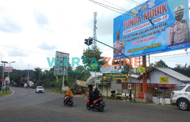 JELAS: Baliho tunda mudik menjelang lebaran Idul Fitri 1442 H di wilayah Kabupaten Jember (Foto: Nur Imatus Safitri)