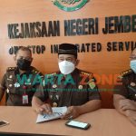 TEGAS: Kepala Kejaksaan Negeri (Kajari) Jember, Zullikar Tanjung (tengah) saat memberikan keterangan (Foto: Nur Imatus Safitri)
