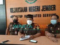 TEGAS: Kepala Kejaksaan Negeri (Kajari) Jember, Zullikar Tanjung (tengah) saat memberikan keterangan (Foto: Nur Imatus Safitri)