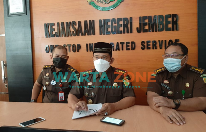 TEGAS: Kepala Kejaksaan Negeri (Kajari) Jember, Zullikar Tanjung (tengah) saat memberikan keterangan (Foto: Nur Imatus Safitri)