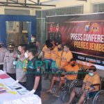 TAK BERKUTIK: 6 pelaku Curanmor saat ditunjukkan di Mapolres Jember (Foto: Nur Imatus Safitri)