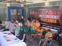 TAK BERKUTIK: 6 pelaku Curanmor saat ditunjukkan di Mapolres Jember (Foto: Nur Imatus Safitri)