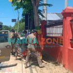 DITERTIBKAN: Anggota Satpol PP Pamekasan saat menertibkan salah satu baliho yang melanggar (Foto: Agus Wandi)