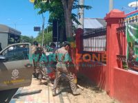 DITERTIBKAN: Anggota Satpol PP Pamekasan saat menertibkan salah satu baliho yang melanggar (Foto: Agus Wandi)