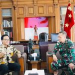 TOTALITAS: Bupati Pamekasan, Baddrut Tamam, saat menjalin silaturahmi dengan petinggi TNI untuk menyukseskan program beasiswa prestasi (Foto: Istimewa)