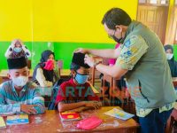 Foto: Bupati Pamekasan, Baddrut Tamam saat memantau pelaksanaan Pondok Ramadan SDN Jalmak I.