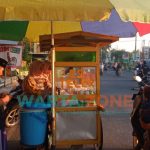 Foto: Penjual es teler saat melayani pembeli di depan RSUD dr. H. Slamet Martodirdjo Kota Pamekasan.