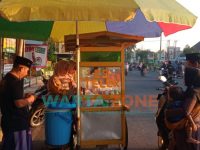 Foto: Penjual es teler saat melayani pembeli di depan RSUD dr. H. Slamet Martodirdjo Kota Pamekasan.